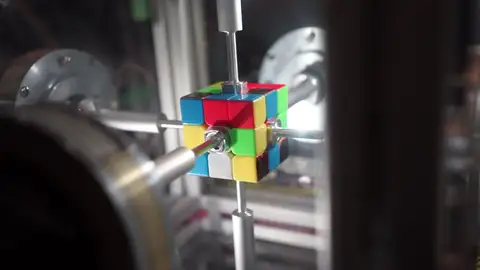 Un robot resuelve un cubo de Rubik en 0´38 segundos Un robot resuelve un cubo de Rubik en 0´38 segundos