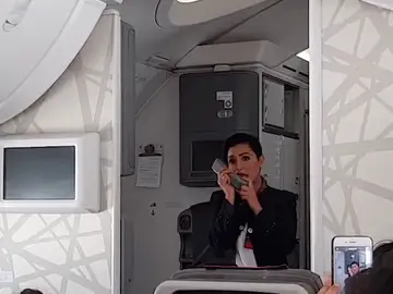Azafata en pleno vuelo Azafata en pleno vuelo