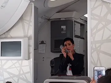 Azafata en pleno vuelo Azafata en pleno vuelo