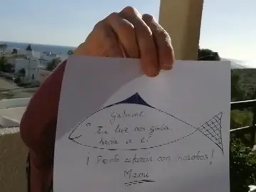 La madre de Gabriel muestra el dibujo que ha hecho para su hijo La madre de Gabriel muestra el dibujo que ha hecho para su hijo
