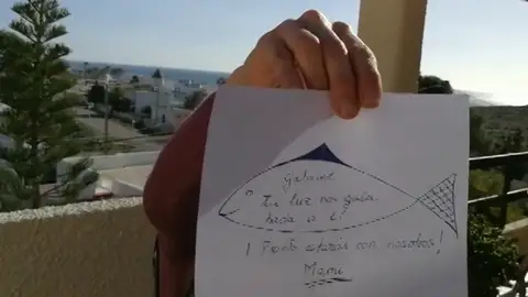 La madre de Gabriel muestra el dibujo que ha hecho para su hijo La madre de Gabriel muestra el dibujo que ha hecho para su hijo