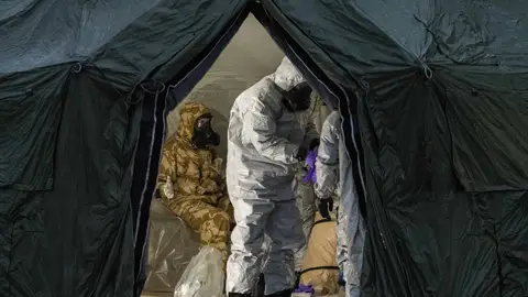 Militares buscan la sustancia con la que envenenaron al exespía ruso y su hija Militares buscan la sustancia con la que envenenaron al exespía ruso y su hija