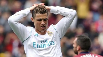 Cristiano Ronaldo se lamenta tras una jugada ante el Eibar