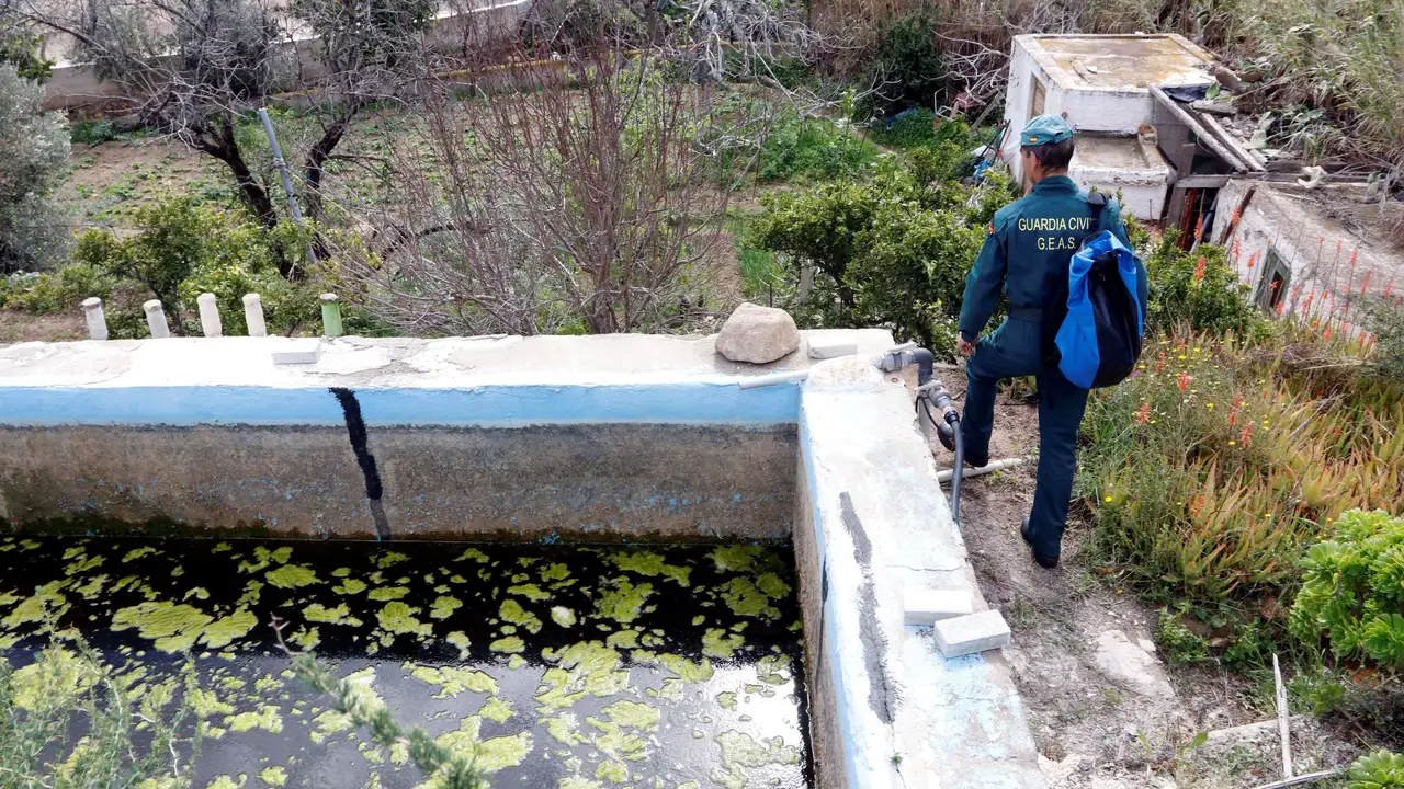 Un efectivos del equipo de Montaña y GEAS de actividades subacuáticas prosigue la búsqueda de Gabriel Cruz alrededor de la vivienda de la abuela del niño desparecido