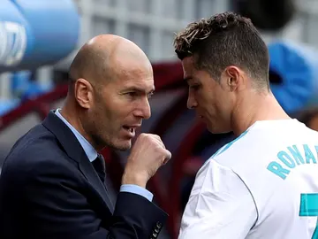 Zidane conversa con Cristiano en Ipurúa Zidane conversa con Cristiano en Ipurúa