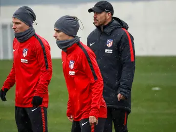 Simeone, en un entrenamiento junto a Griezmann y Gameiro Simeone, en un entrenamiento junto a Griezmann y Gameiro