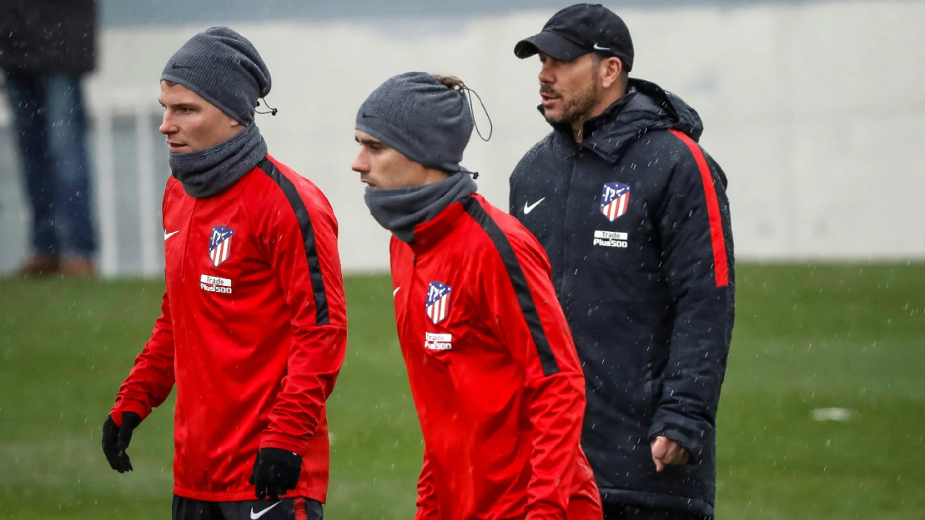Simeone, en un entrenamiento junto a Griezmann y Gameiro Simeone, en un entrenamiento junto a Griezmann y Gameiro
