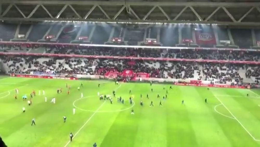 Los hinchas del Lille saltan al césped para intentar agredir a sus jugadores