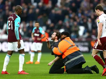 Un aficionado increpa a un jugador del West Ham Un aficionado increpa a un jugador del West Ham