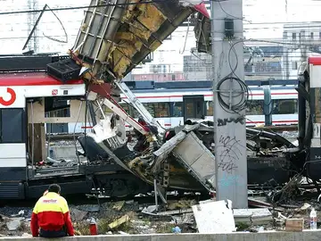Restos de uno de los vagones en la estación de Atocha tras una explosión el 11M Restos de uno de los vagones en la estación de Atocha tras una explosión el 11M