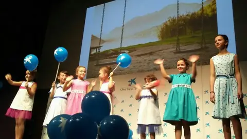 Varios de los niños lucen los trajes hechos por sus madres Varios niños lucen los trajes hechos por sus madres