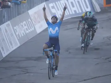 Mikel Landa alza los brazos en la meta de Sassotetto Mikel Landa alza los brazos en la meta de Sassotetto