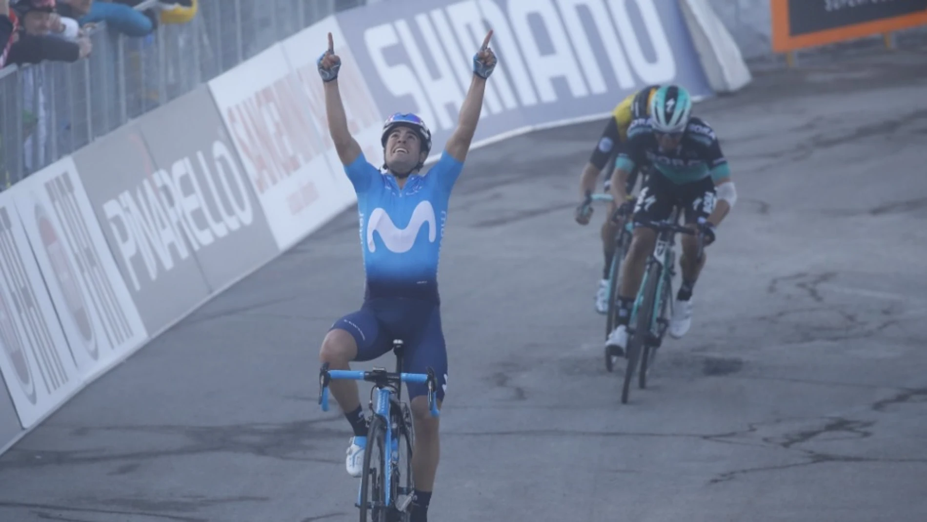 Mikel Landa alza los brazos en la meta de Sassotetto Mikel Landa alza los brazos en la meta de Sassotetto