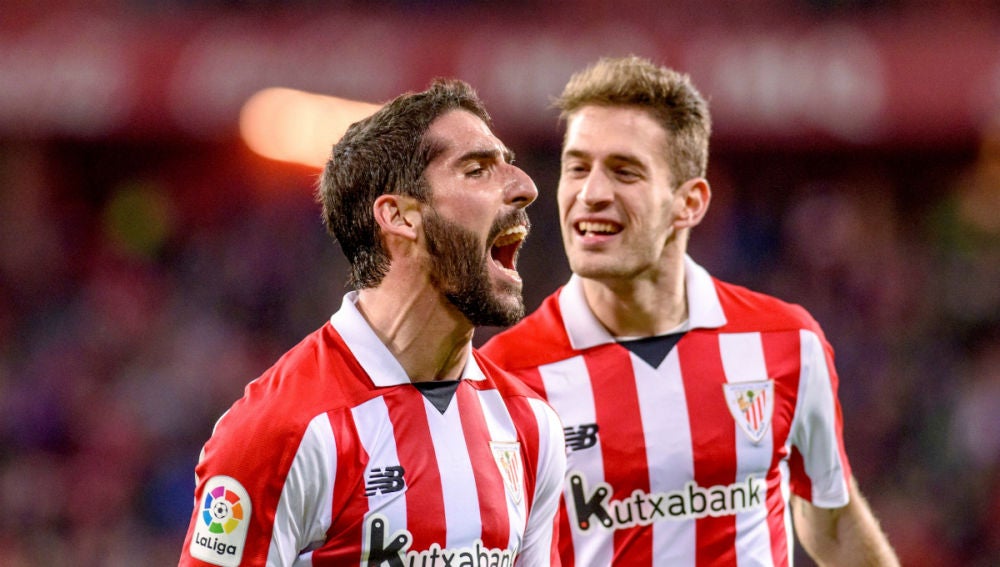 Raúl García celebra un gol con el Athletic