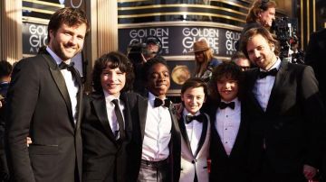 Ross y Matt Duffer, creadores de 'Stranger Things', con los chicos de la serie
