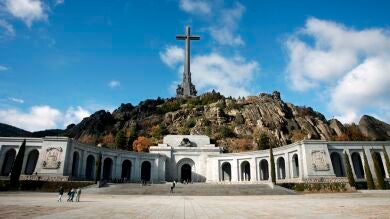 Movimiento por España mantiene la vigilia por la exhumación de los restos de Franco pese a la prohibición de la Abadía
