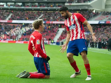 Griezmann celebra un gol con Diego Costa Griezmann celebra un gol con Diego Costa
