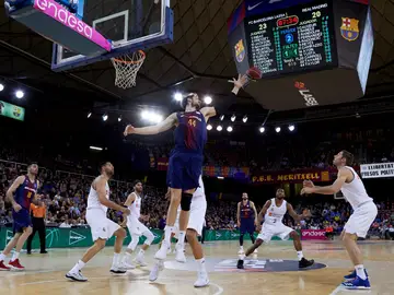 Ante Tomic captura un rebote ante el Real Madrid Ante Tomic captura un rebote ante el Real Madrid