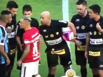 Dos jugadores se encaran....¡En el saludo inicial! Dos jugadores se encaran....¡En el saludo inicial!