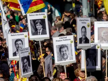 Asistentes portan pancartas durante la manifestación convocada por la Asamblea Nacional Catalana Asistentes portan pancartas durante la manifestación convocada por la Asamblea Nacional Catalana