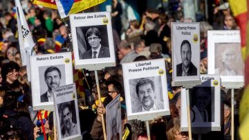 Asistentes portan pancartas durante la manifestación convocada por la Asamblea Nacional Catalana