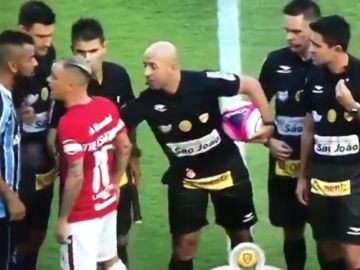 Dos jugadores se encaran....¡En el saludo inicial! Dos jugadores se encaran....¡En el saludo inicial!