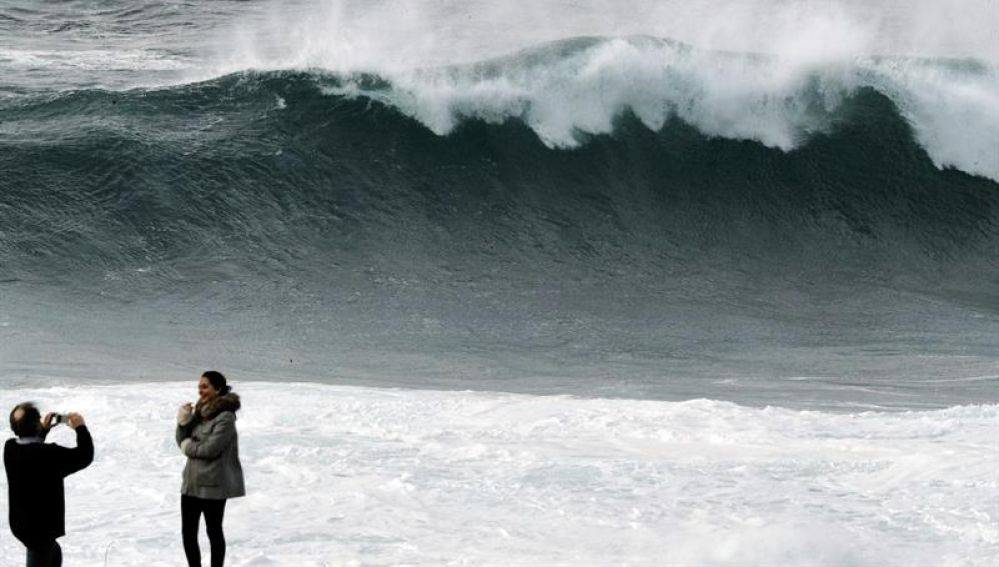 Dos personas se fotografían en Muxía, A Coruña