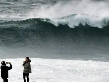 Dos personas se fotografían en Muxía, A Coruña Dos personas se fotografían en Muxía, A Coruña