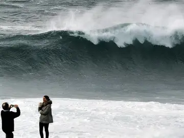 Dos personas se fotografían en Muxía, A Coruña Dos personas se fotografían en Muxía, A Coruña