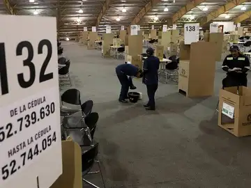 Trabajadores instalan las mesas de votación para las elecciones legislativas Trabajadores instalan las mesas de votación para las elecciones legislativas