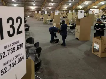 Trabajadores instalan las mesas de votación para las elecciones legislativas Trabajadores instalan las mesas de votación para las elecciones legislativas