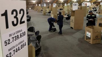  Trabajadores instalan las mesas de votación para las elecciones legislativas 