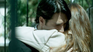 Miguel, abatido tras la muerte de su padre, se reencuentra con Cris