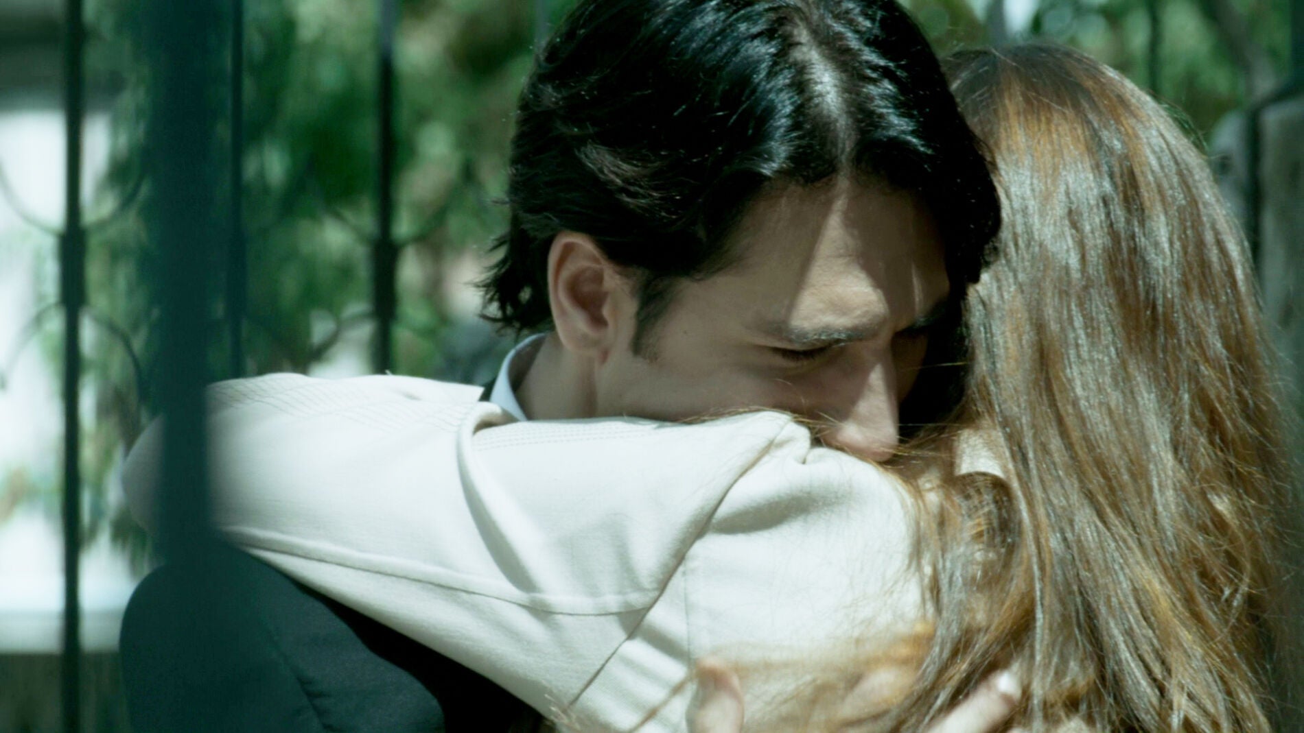 Miguel, abatido tras la muerte de su padre, se reencuentra con Cris