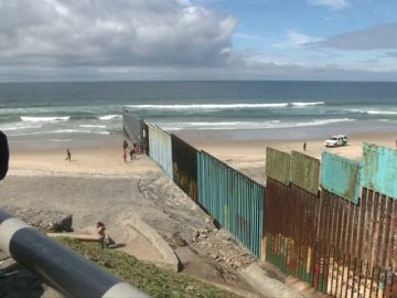 Un grupo de turistas viaja al muro con México para ver "lo que es vivir del otro lado de la frontera" Un grupo de turistas viaja al muro con México para ver "lo que es vivir del otro lado de la frontera"