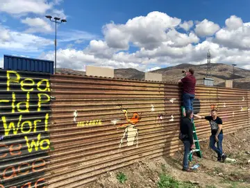 Turistas visitan la frontera con México Turistas visitan la frontera con México