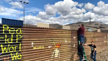 Turistas visitan la frontera con México