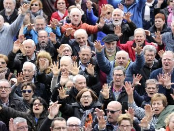 Pensionistas durante la concentración en Bilbao de la plataforma de asociaciones de jubilados, viudas y pensionistas de Bizkaia