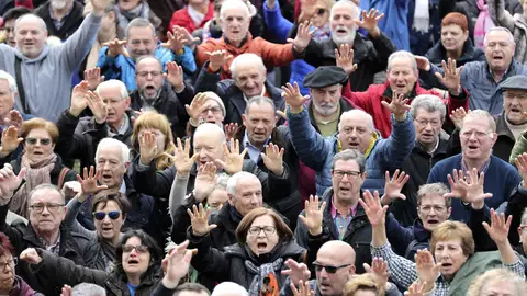 Pensionistas durante la concentración en Bilbao de la plataforma de asociaciones de jubilados, viudas y pensionistas de Bizkaia Pensionistas durante la concentración en Bilbao de la plataforma de asociaciones de jubilados, viudas y pensionistas de Bizkaia