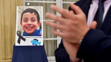 Retrato del niño Gabriel Cruz colocado en el patio de la Diputación de Almería