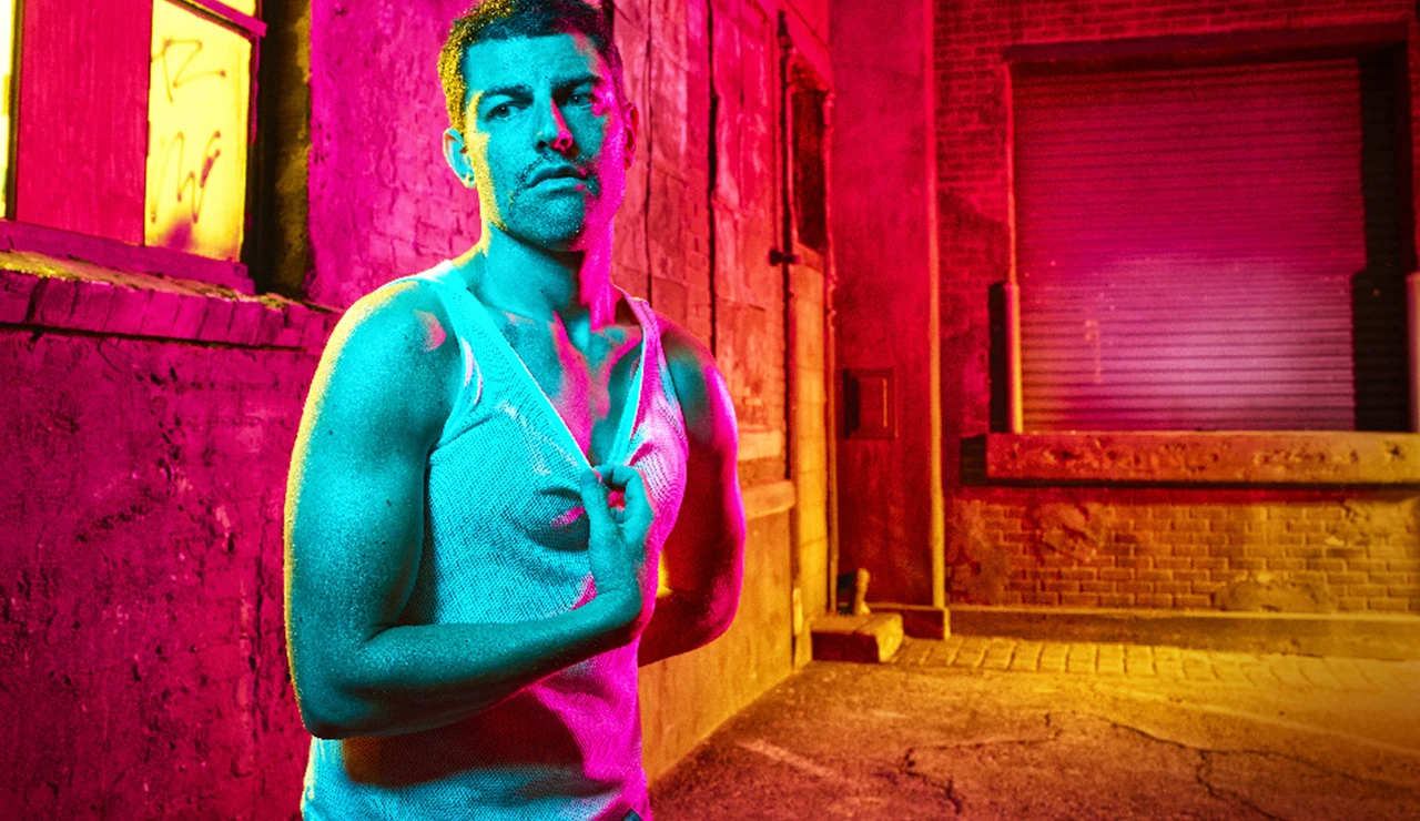 Max Greenfield es Ronnie Holston