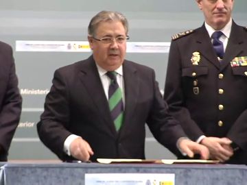 Policías y guardias civiles firman con Juan Ignacio Zoido el acuerdo para la equiparación salarial Policías y guardias civiles firman con Juan Ignacio Zoido el acuerdo para la equiparación salarial