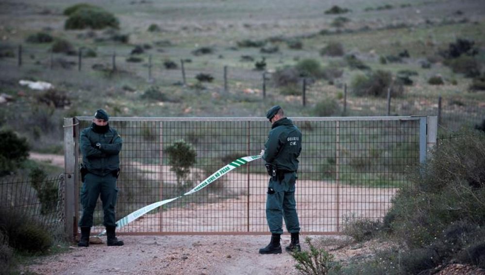 Efectivos de la Guardia Civil en las inmediaciones del pozo el que podría haber estado Gabriel Cruz
