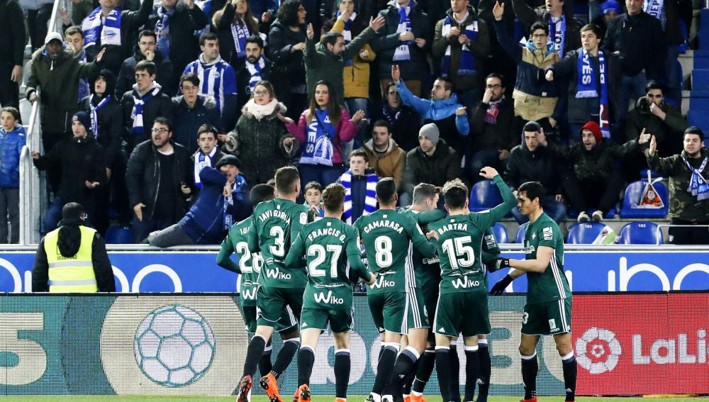 Los jugadores del Betis celebran uno de los goles contra el Alavés