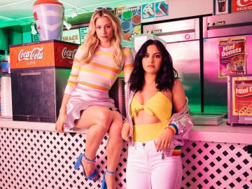 Camila Mendes y Lili reinhart en 'Riverdale'