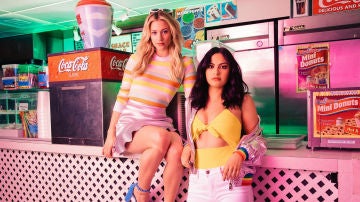 Camila Mendes y Lili reinhart en 'Riverdale'