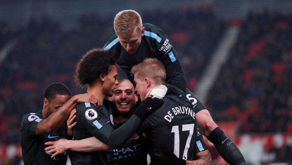 Silva celebra uno de sus goles ante el Stoke con sus compañeros