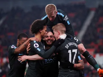 Silva celebra uno de sus goles ante el Stoke con sus compañeros Silva celebra uno de sus goles ante el Stoke con sus compañeros