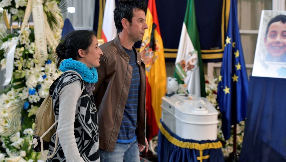 Ángel Cruz y Patricia Ramírez, los padres de Gabriel Cruz, en la capilla ardiente