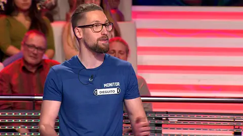 Un concursante pone en forma al público de '¡Ahora Caigo!' con sus enérgicas sentadillas Un concursante pone en forma al público de '¡Ahora Caigo!' con sus enérgicas sentadillas